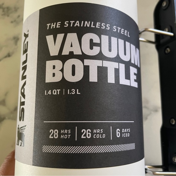 Stanley stainless steel Vaccum Bottle 1.4 qt/ 1.3 L - Picture 2 of 7